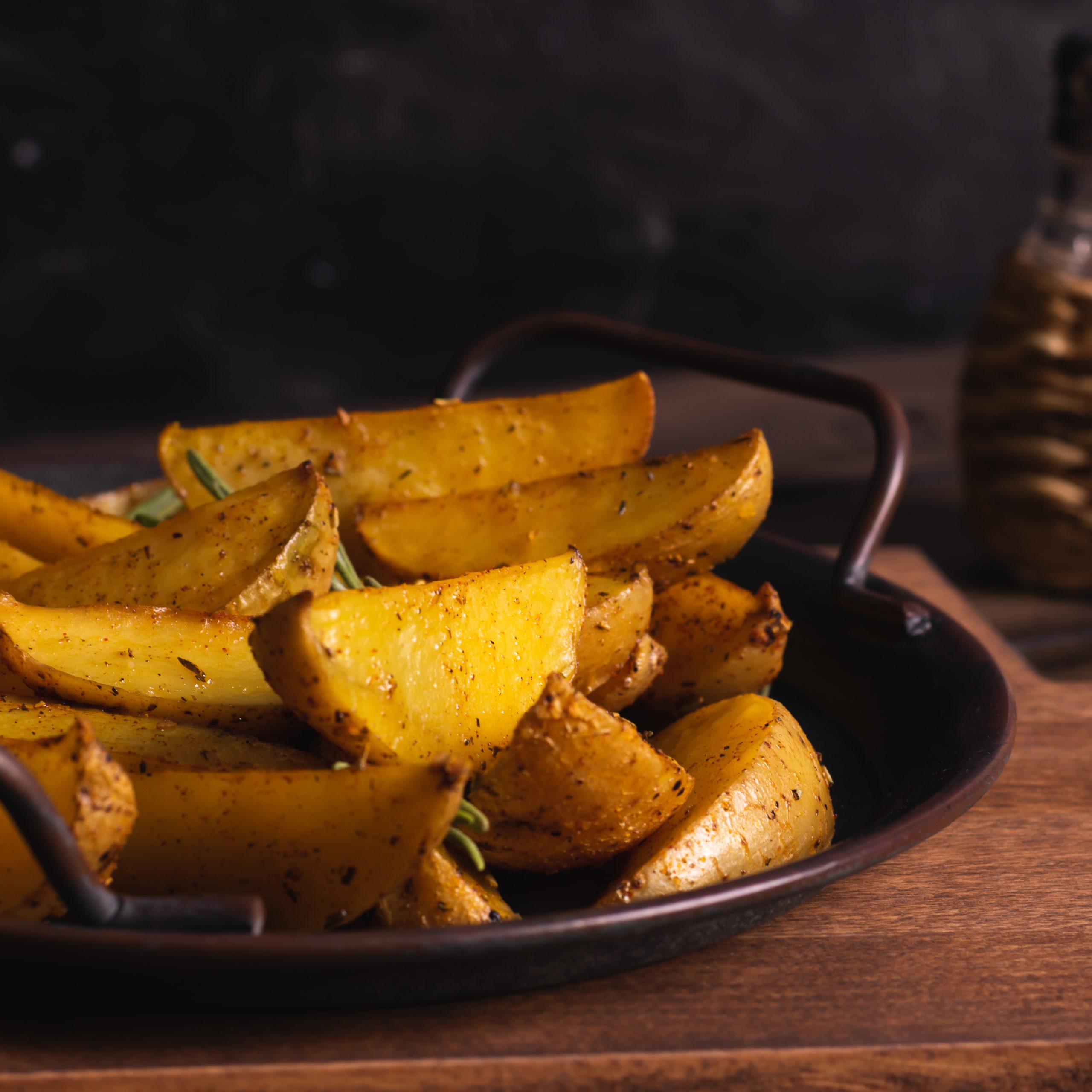 delicious-slices-baked-potatoes-with-rosemary-oil (1) Картопляні Скибки Kipco Damaco Заморожені Ярофрут Клас А