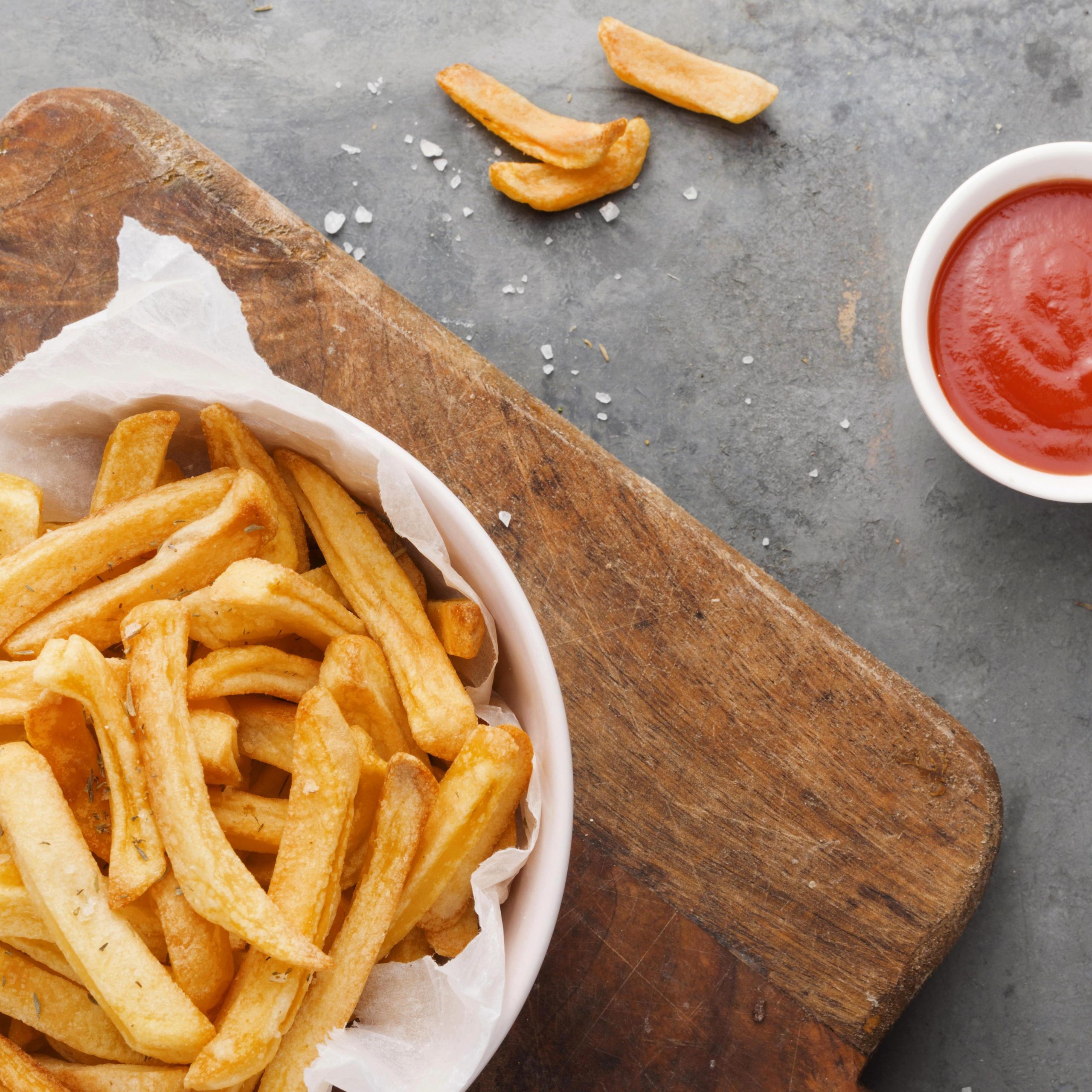 flat-lay-french-fries-bowl-with-ketchup (1) Картопля Фрі McCAIN Caterpak Заморожена Ярофрут 6х6