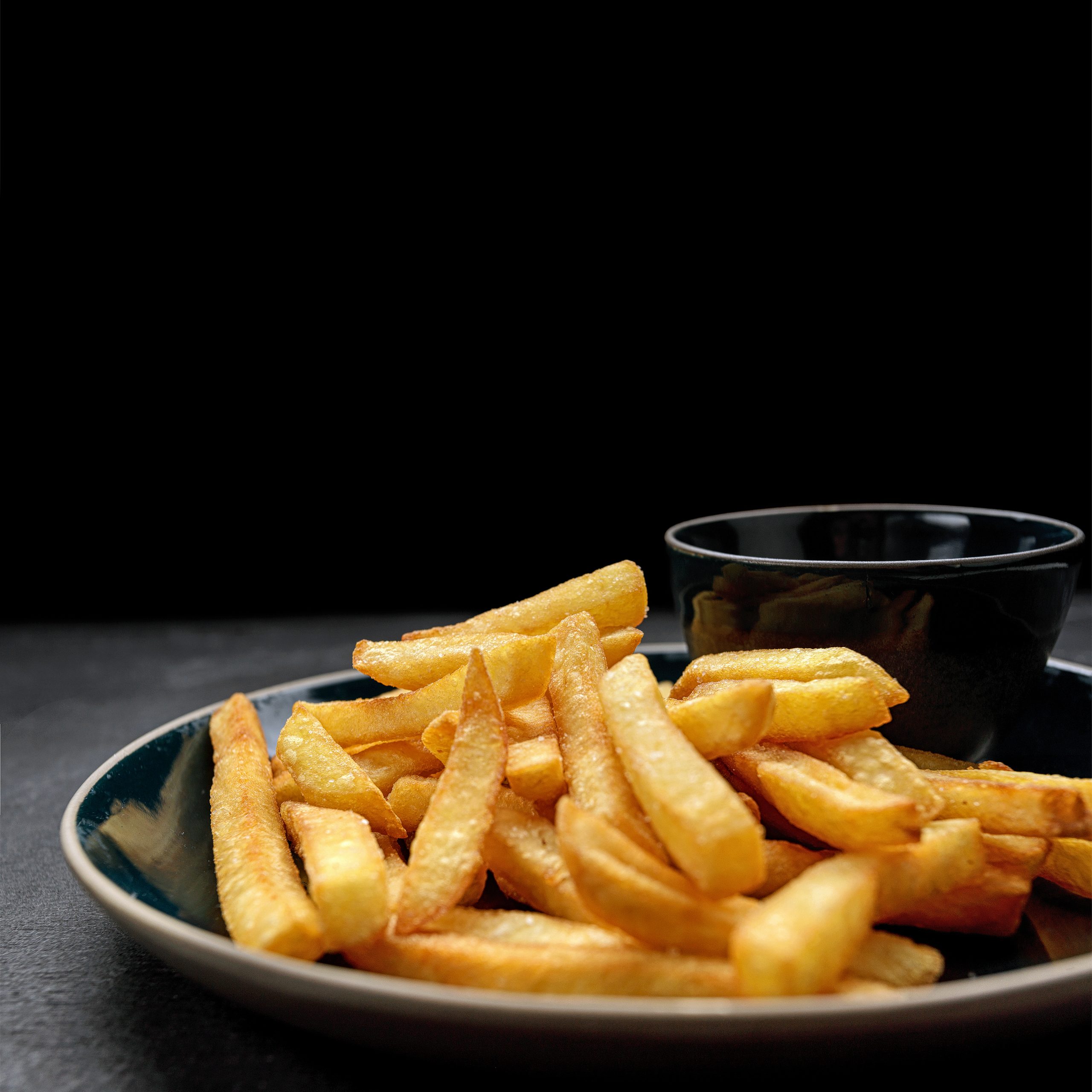 French fries with sauce on a plate, on a dark background Картопля Фрі Star Frites Farm Frites Заморожена Ярофрут 7х7