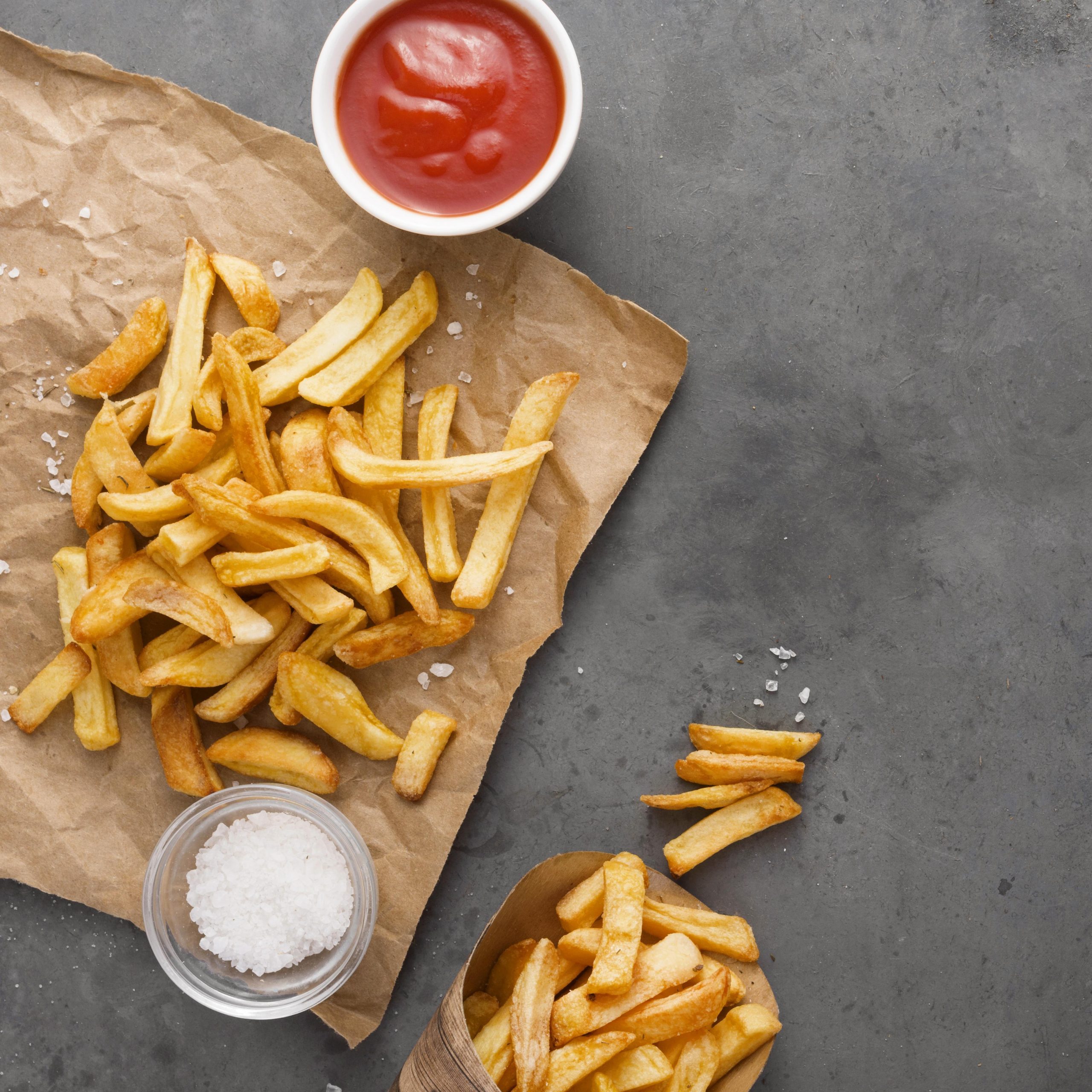 top-view-french-fries-paper-with-salt-copy-space (1) Картопля Фрі McCAIN Caterpak Заморожена Ярофрут 6х6